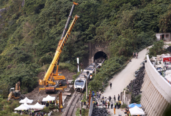 ▲대만에서 열차가 터널을 통과하다 탈선한 사고 다음 날인 3일 구조 대원들이 크레인을 이용해 열차 일부를 들어내고 있다. AP뉴시스