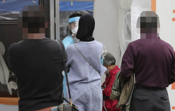 ▲코로나19 신규 확진자 558명 발생하며 3일 연속 500명 이상을 기록하고 있는 2일 오후 서울 중구 국립중앙의료원 코로나19 선별진료소에서 사람들이 코로나19 검사를 받고 있다. (뉴시스)