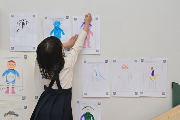 ▲1일 어린이들이 신당누리센터 하티붕붕 디지털 스케치북 코너에서 직접 그린 그림을 붙이고 있다.  (사진제공=중구)