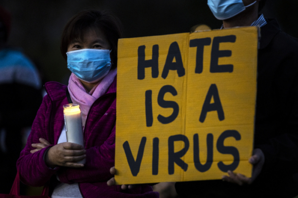 ▲미국 캘리포니아주 알햄블라에서 지난달 20일(현지시간) 한 아시아 여성이 시위에 참가해 '증오는 바이러스'라는 팻말을 들고 서 있다.  (연합뉴스)