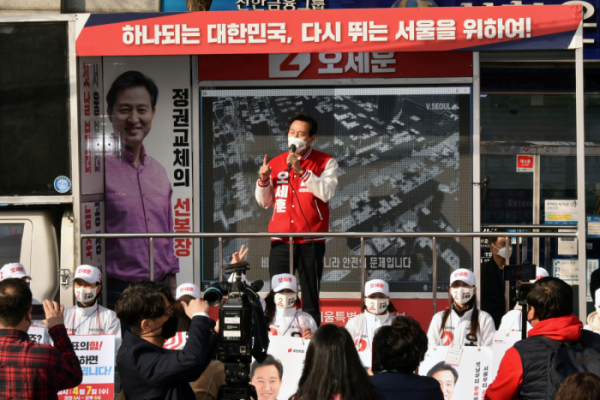 ▲오세훈 국민의힘 서울시장 후보가 6일 오전 서울 자양사거리에서 출근길 유세를 하고 있다. (국회사진기자단)