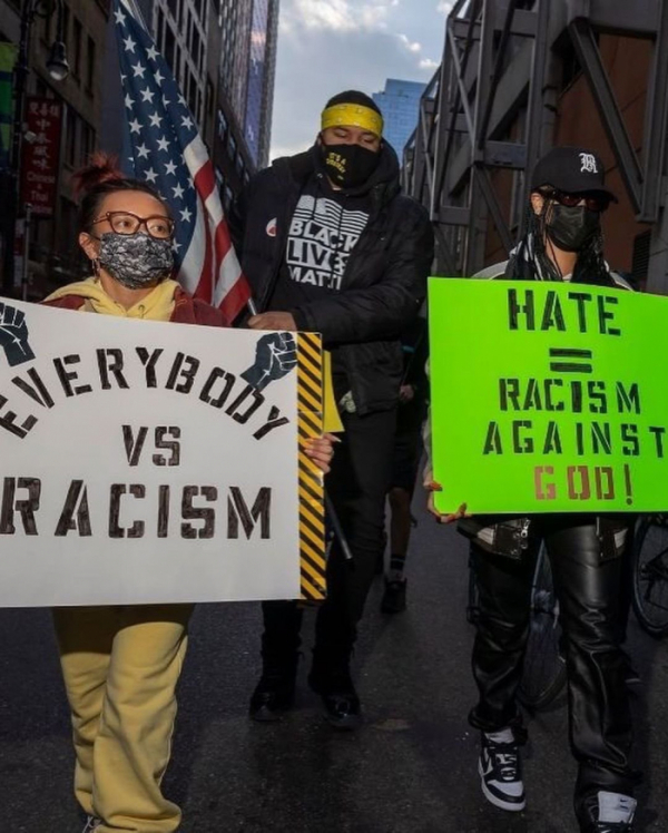 ▲5일(현지시간) 뉴욕에서 열린 아시아계 인종차별 반대 시위에 참여한 리한나와 그의 매니저 티나(왼쪽). (출처=트위터 캡처)