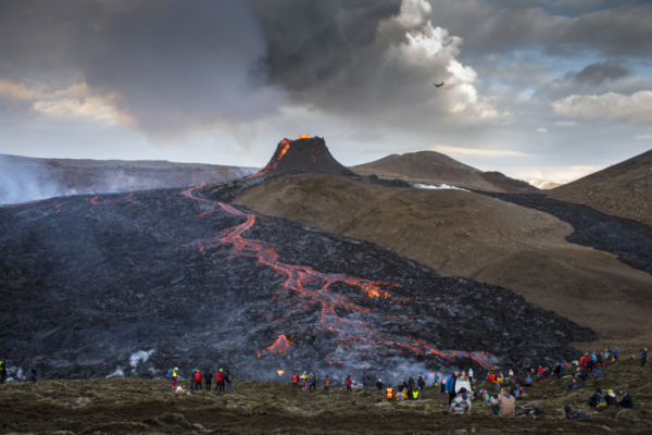 ▲지난달 23일(현지시간) 파그라달스피아들 화산에서 용암이 흘러내리는 모습 (AP/뉴시스)