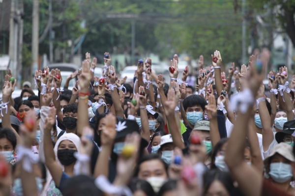 ▲미얀마 최대 도시 양곤에서 4일 시위대가 색칠한 부활절 달걀을 쥐고 세 손가락 경례를 하며 군사 쿠데타에 대한 저항 의지를 표출하고 있다.  양곤/AP연합뉴스

