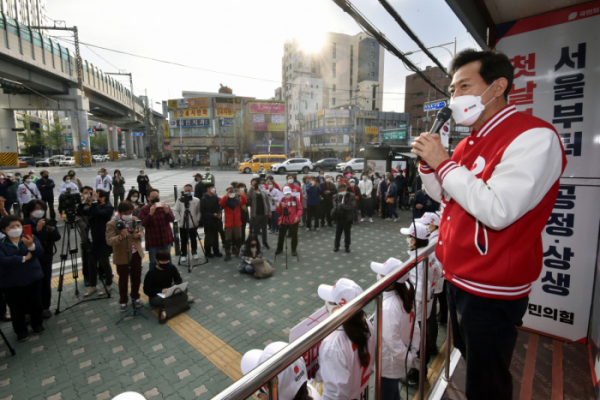 ▲오세훈 국민의힘 서울시장 후보가 6일 오전 서울 자양사거리에서 출근길 유세를 하고 있다 (국회사진기자단)
