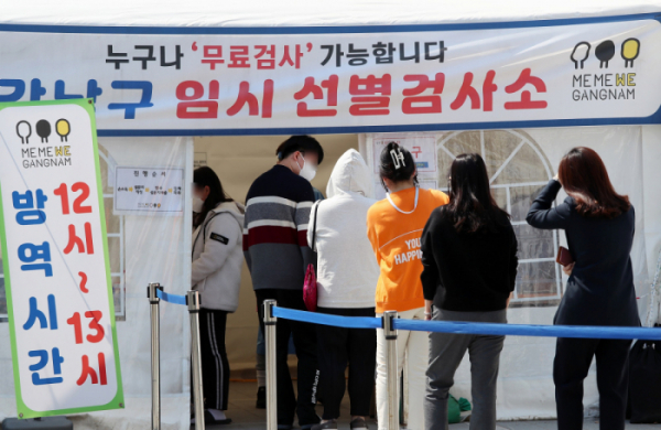 ▲0시 기준 코로나19 일일 신규 확진자가 478명으로 집계된 6일 서울 삼성역 임시선별검사소를 찾은 시민들이 검사를 기다리며 줄을 서 있다. (뉴시스)
