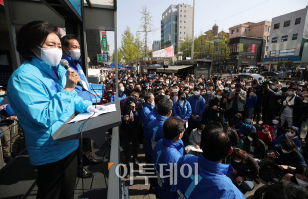 ▲보궐선거 투표를 하루앞둔 6일 박영선 더불어민주당 서울시장 후보가 종로 동화면세점 앞 유세장에서 지지를 호소하고 있다. (신태현 기자 holjjak@)