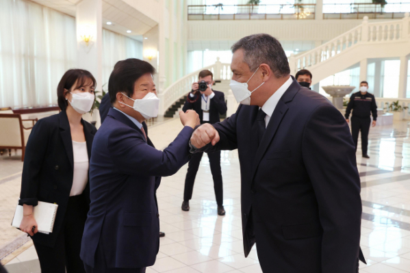 ▲박병석(왼쪽) 국회의장이 우즈베키스탄 하원의장과 만나 인사를 나누고 있다.  (사진제공=국회의장실)