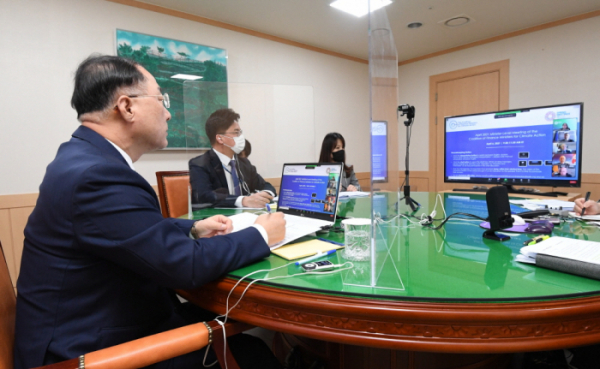 ▲홍남기 경제부총리 겸 기획재정부 장관이 4월 6일 정부서울청사에서 화상으로 열린 '기후행동 재무장관 연합 회의'에 참석하고 있다. (사진제공=기획재정부)