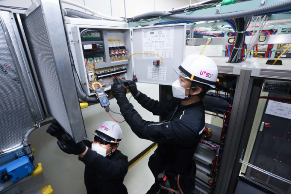 ▲LG유플러스 협력 업체 직원들이 마곡국사에 구축된 외기냉방 시스템을 점검하고 있다. (사진제공=LG유플러스)