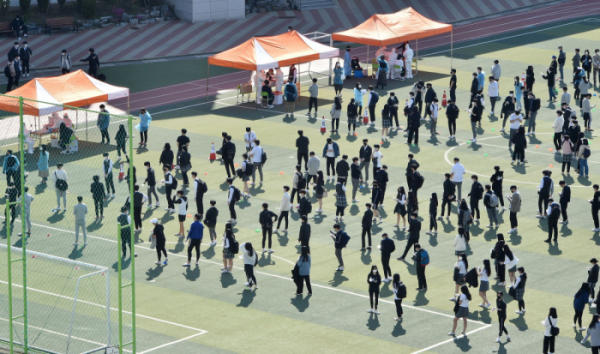 ▲대구 수성구의 한 고등학교에서 코로나19 확진자가 발생한 6일 학생들이 진단검사를 받기 위해 운동장에 줄지어 차례를 기다리고 있다. (뉴시스)