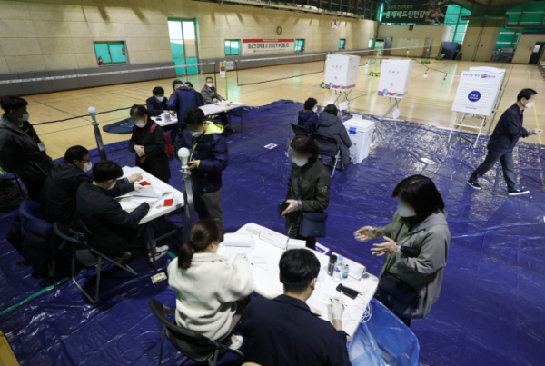 ▲재·보궐선거일인 4월 7일 서울 홍제3동 제3투표소(홍제배드민턴장)을 찾은 시민들이 투표를 하고 있다. (뉴시스)