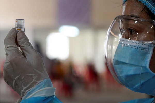 ▲7일 캄보디아 프놈펜의 한 산업단지에서 간호사가 중국 시노백 백신을 준비하고 있다. 프놈펜/로이터연합뉴스
