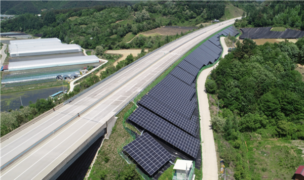 ▲전북 진안군 익산포항고속도로에 설치된 977kW 규모 태양광 발전시설 전경. (사진제공=국토교통부)