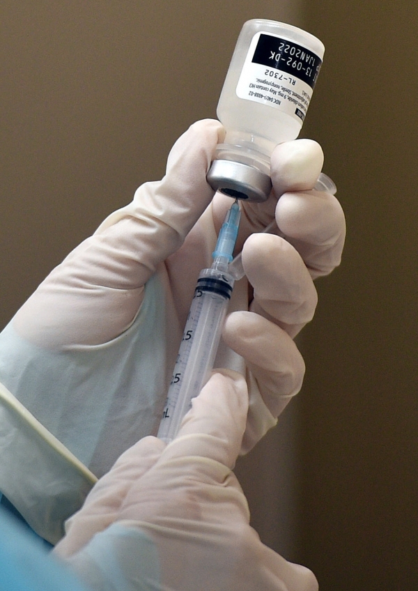 ▲코로나19 예방접종센터에서 의료진이 화이자 백신을 주사기에 소분 조제하고 있다. 
 (뉴시스)