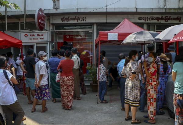 ▲지난달 17일 미얀마 양곤의 한 폐점 은행 앞에 고객들이 몰려 있다. 양곤/AP뉴시스
