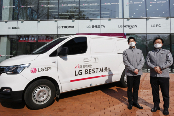 ▲LG전자는 두 명의 엔지니어가 팀을 이룬 2인 전담 서비스를 확대 운영하며 고객에게 보다 빠른 서비스를 제공하고 있다. 서비스 엔지니어들이 2인 전담 서비스를 위한 차량 앞에서 포즈를 취하고 있다. (사진제공=LG전자)