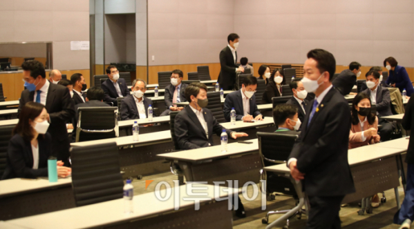 ▲더불어민주당 초선 의원들은 12일 서울 여의도 전국경제인연합회(전경련) 회관에서 모임을 가졌다. (신태현 기자 holjjak@)