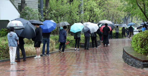 ▲코로나19 신규 확진자가 587명으로 집계된 12일 오후 서울 서초구 서초보건소에 마련된 코로나19 선별진료소에서 시민들이 검사를 받기 위해 줄 서 있다.  (뉴시스)