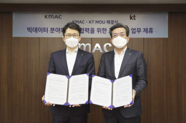 ▲최준기 KT AI/빅데이터 사업본부장(왼쪽)과 최돈모 KMAC CSO가 MOU 체결 후 기념사진을 촬영하고 있다. (사진제공=KT)