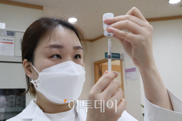 ▲코로나19 백신 접종을 준비하는 의료진 (사진공동취재단)