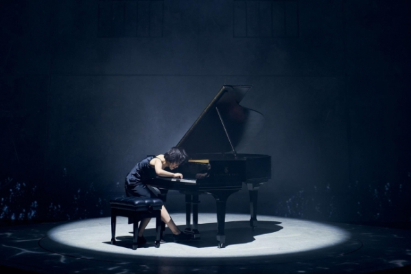 ▲극의 절정에서 4분간의 피아노 연주를 선보이는 제니 역의 김환희의 모습. (사진=국립정동극장)