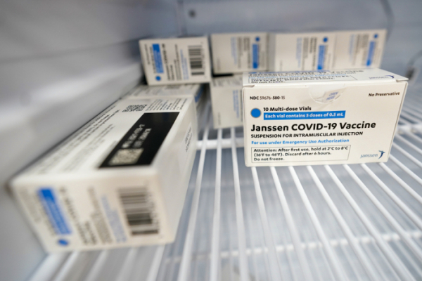 ▲8일(현지시간) 미국 뉴욕에 있는 코로나19 백신 접종소 냉장고에 존슨앤드존슨 백신이 보관돼있다. (뉴욕=AP/뉴시스)