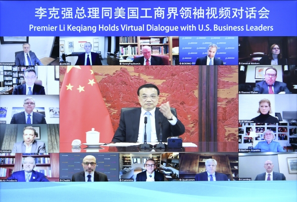 ▲리커창 중국 총리가 13일 중국 수도 베이징에서 미국 재계 인사들과 화상 회의를 하고 있다. 베이징/신화뉴시스
