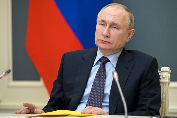 ▲블라디미르 푸틴 러시아 대통령이 14일(현지시간) 러시아 지리협회 화상회의에 참석해 보고를 받고 있다. 모스크바/AP뉴시스
