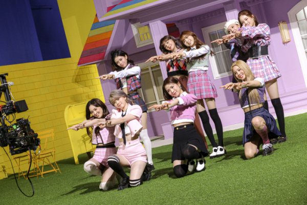 ▲NiziU(니쥬) 뮤직비디오 비하인드 컷(사진제공=JYP엔터테인먼트)