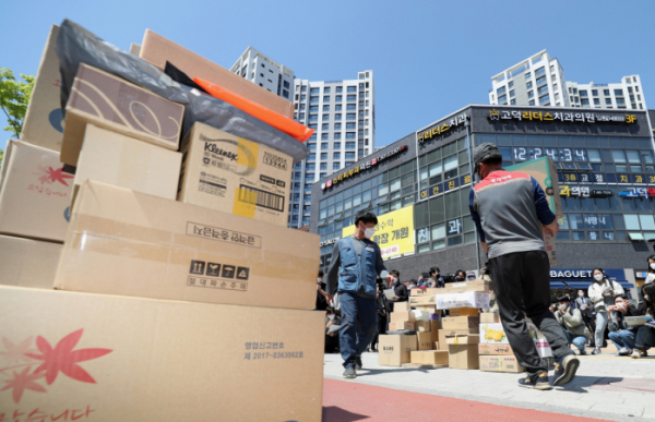 ▲전국택배노동조합 조합원들이 14일 서울 강동구 고덕동의 한 아파트단지 입구에 택배물품을 내리고 있다. (뉴시스)