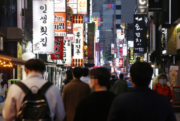 ▲시민들이 서울 종로구 종각 젊음의거리를 걷고 있다.  (연합뉴스)