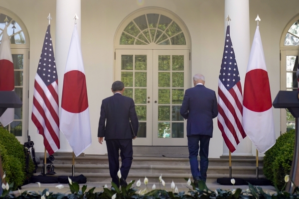 ▲조 바이든 미국 대통령(오른쪽)과 스가 요시히데 일본 총리가 16일(현지시간) 백악관 로즈가든에서 공동 기자회견을 하기 위해 단상을 오르고 있다. 워싱턴D.C./AP뉴시스
