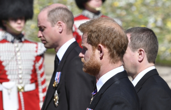 ▲17일(현지시간) 영국 윈저성에서 열린 필립공 장례식에서 영국 해리 왕자(오른쪽)와 윌리엄 왕세손이 운구 행렬에 함께 하고 있다. 윈저성/AP연합뉴스

