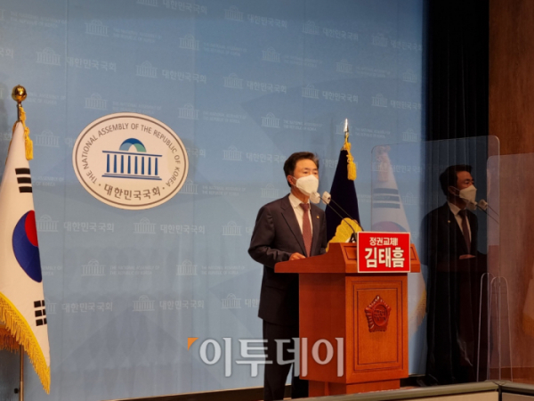 ▲김태흠 국민의힘 의원이 18일 오전 국회 소통관에서 원내대표 출마 선언을 하고 있다. (박준상 기자 jooooon@)