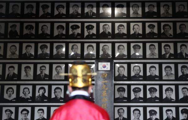 ▲4·19혁명 61주년을 하루 앞둔 18일 강북구 4·19 민주묘지에서 희생자 유족들이 참석한 가운데 추모제가 열리고 있다. (연합뉴스)