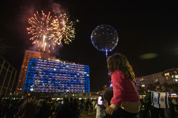 ▲현지시각 14일 이스라엘 텔아비브에서 이스라엘 독립 73주년을 축하하는 불꽃 쇼가 열려 시민들이 이를 감상하고 있다. (텔아비브=AP/뉴시스)