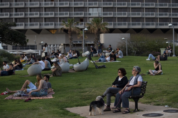 ▲18일(현지시간) 이스라엘 텔아비브의 한 공원에서 시민들이 마스크를 착용하지 않은 채 자유를 만끽하고 있다. 텔아비브/AP연합뉴스

