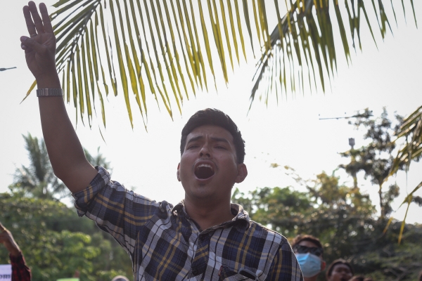 ▲18일(현지시간) 미얀마 만달레이에서 쿠데타에 항의하는 한 남성이 세 손가락을 펼치고 소리내고 있다. 만달레이/EPA연합뉴스
