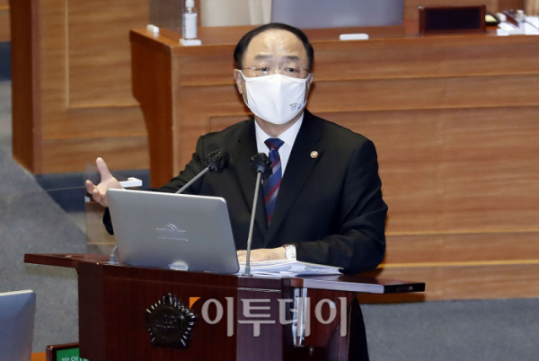 ▲홍남기 국무총리 직무대행 겸 경제부총리는 19일 "부동산 공시가격을 동결하는 게 능사가 아니다"라고 언급했다. (이투데이)