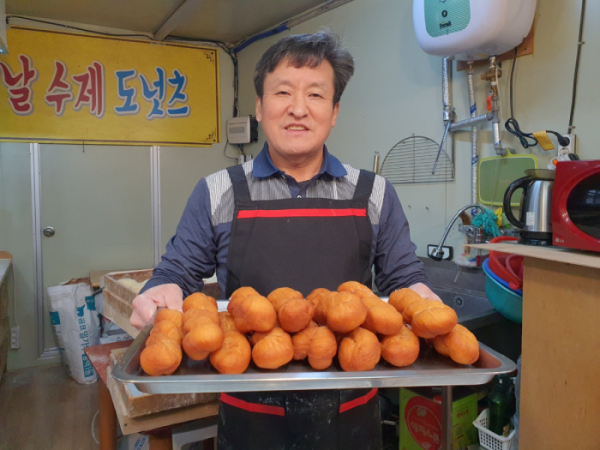 ▲인천 옛날 수제도너츠 꽈배기 달인(사진제공=SBS)