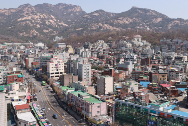 ▲정부 2‧4 공급 대책 중 핵심인 ‘도심 공공주택 복합개발사업’이 강북 곳곳서 큰 호응을 얻고 있다. 사진은 개발 후보지인 서울 은평구 불광동 연신내 일대 모습.  (연합뉴스)