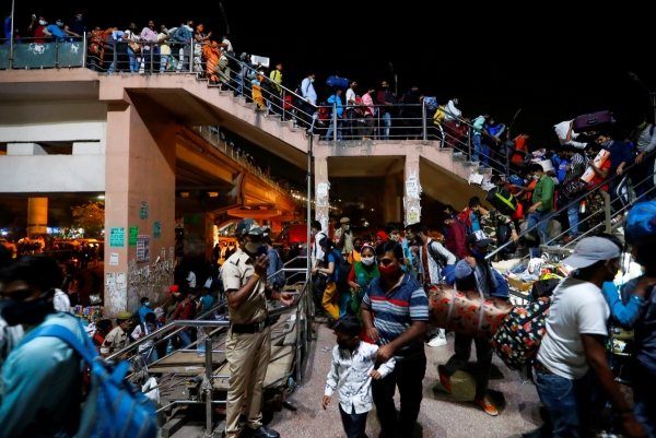 ▲19일(현지시간) 인도 뉴델리에서 이주노동자들이 6일간의 봉쇄령에 지역을 떠나기 위해 버스 정류장에 모이고 있다. 뉴델리/로이터연합뉴스
