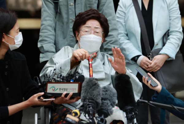 ▲<YONHAP PHOTO-4094> 위안부 피해 2차 손배소, 입장 밝히는 이용수 할머니    (서울=연합뉴스) 홍해인 기자 = 21일 서울 서초구 중앙지방법원에서 일본군 위안부 피해자들이 일본 정부를 상대로 국내 법원에 제기한 두 번째 손해배상 청구 소송 선고 공판이 끝난 뒤 이용수 할머니가 입장을 밝히고 있다. 2021.4.21    hihong@yna.co.kr/2021-04-21 11:01:23/<저작권자 ⓒ 1980-2021 ㈜연합뉴스. 무단 전재 재배포 금지.>