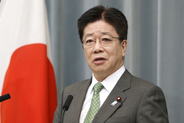 ▲가토 가쓰노부 일본 관방장관이 지난달 6일 각의를 마친 후 기자회견을 하고 있다. 도쿄/AP뉴시스
