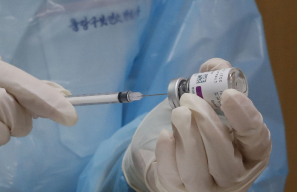 ▲아스트라제네카(AZ) 백신 접종이 재개된 12일 서울 중랑구 보건소에서 의료진이 백신 투여를 준비하고 있다. (뉴시스)