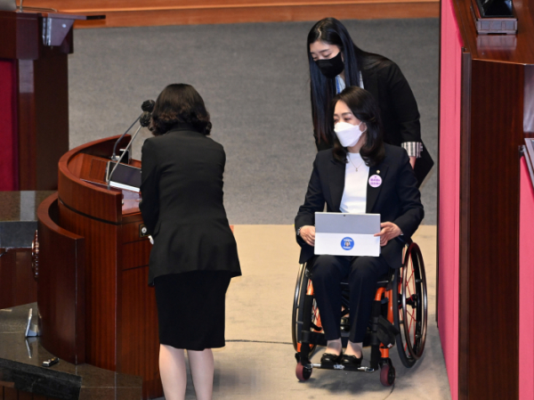 ▲최혜영 더불어민주당 의원이 21일 서울 여의도 국회 본회의에서 교육·사회·문화 분야 대정부질문을 하기 위해 발언대로 향하고 있다. (연합뉴스)