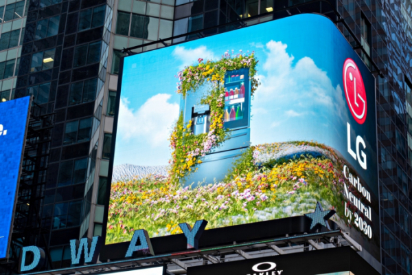 ▲LG전자가 ‘지구의 날’을 맞아 환경을 보호하기 위한 캠페인을 펼친다. LG전자 미국법인은 美 뉴욕 맨해튼 타임스스퀘어에 있는 전광판을 활용해 탄소중립을 위한 캠페인을 진행하고 있다. (사진제공=LG전자)