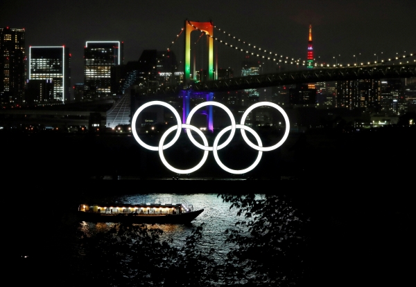▲ 일본 도쿄의 미나토구에 있는 레인보우 브리지와 도쿄 타워에 14일 올림픽 색상의 조명이 투영되고 있다.  도쿄/로이터연합뉴스

