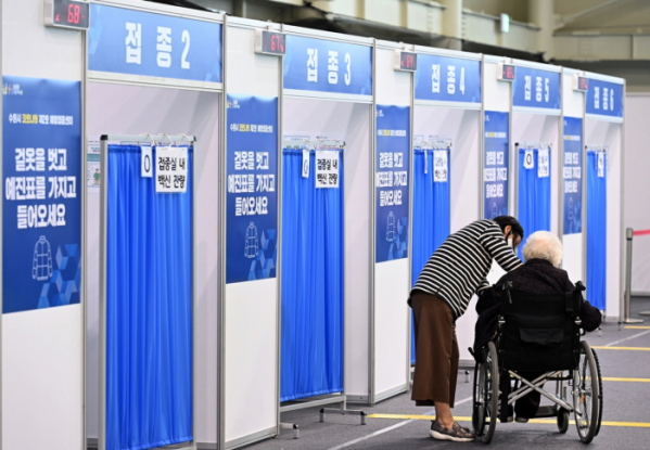 ▲ 22일 오전 경기도 수원시 권선구 정현중 보들 테니스센터 실내체육관에 마련된 수원시 코로나19 제2호 예방접종센터에서 어르신이 접종 순서를 기다리고 있다.  (뉴시스)